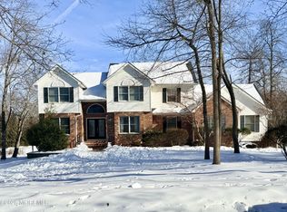 4 Roxbury Ln, Manalapan, NJ 07726