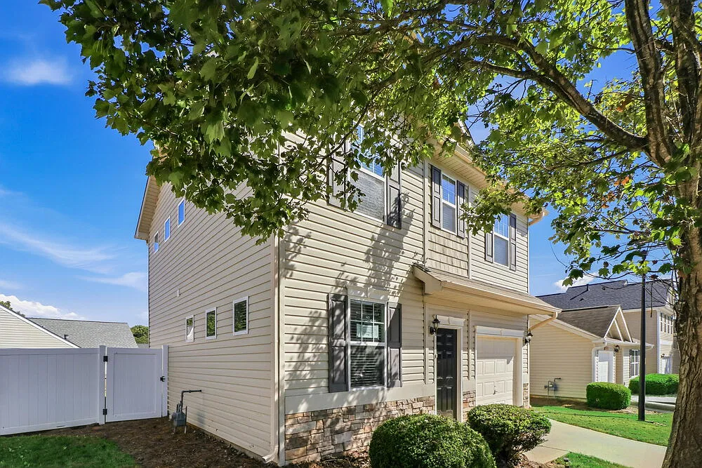 3 bed, 2.5 bath, 1360 sqft, $1,810 — Photo 4