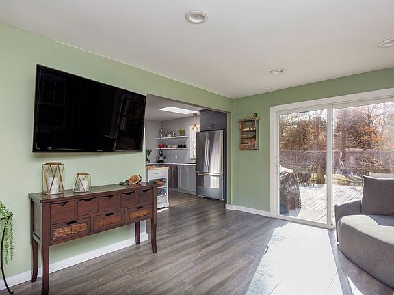 2nd image of 104 Woodbine Dr