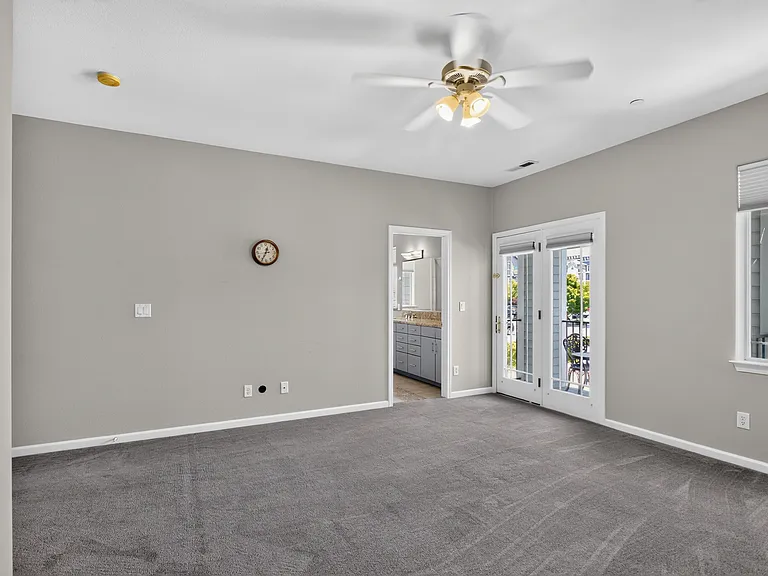 Masterbedroom with balcony access & Masterbath entry