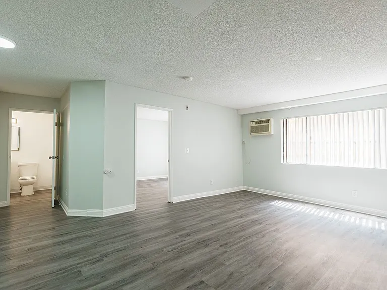226 South Serrano — Photo 17