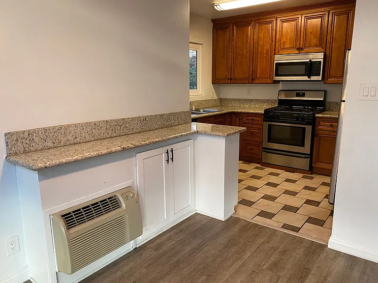 928 S Sherbourne Dr — Photo 3