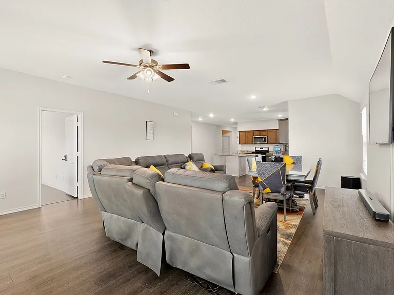 1114 Emerald Gate Dr — Photo 10