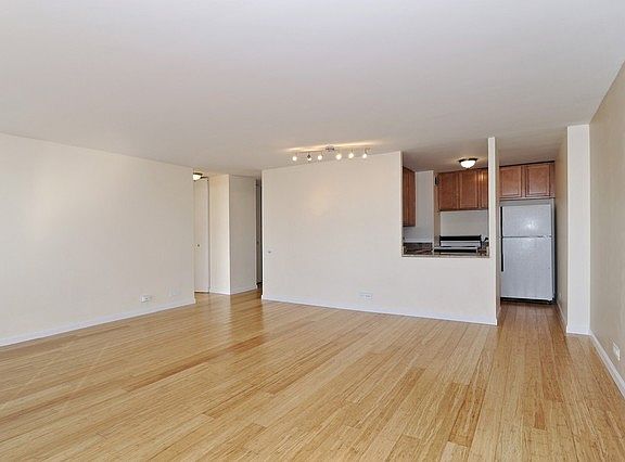 3rd image of 4343 N Clarendon Ave APT 505