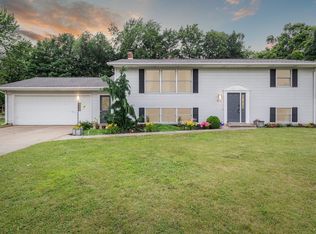 910 Vicker St, Vicksburg, MI 49097