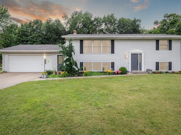910 Vicker St, Vicksburg, MI 49097