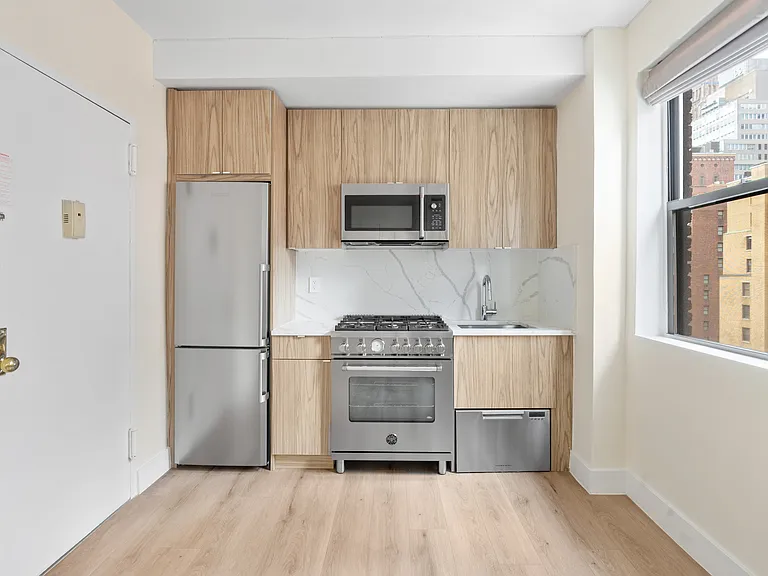 138 E 38th St #7R — Photo 2