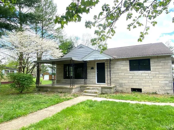 18 Center St, Worthington, IN 47471