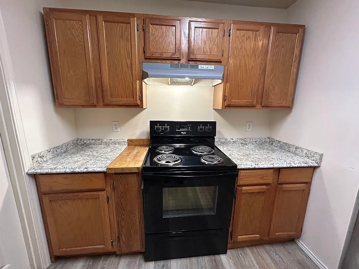 1211 N Oakland Ave, Fayetteville - 3 — Photo 2
