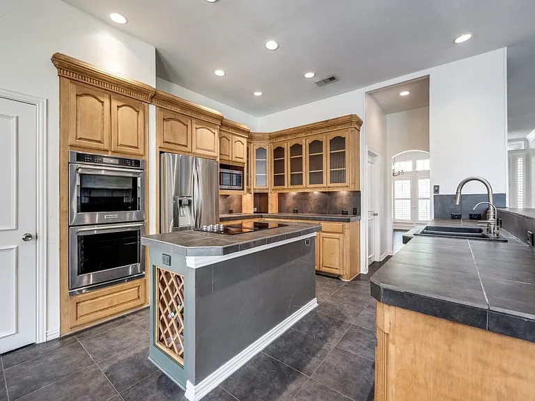 4684 Old Pond Dr — Photo 3