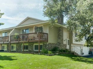 1422 Oak Leaf Ln, Burnsville, MN 55337