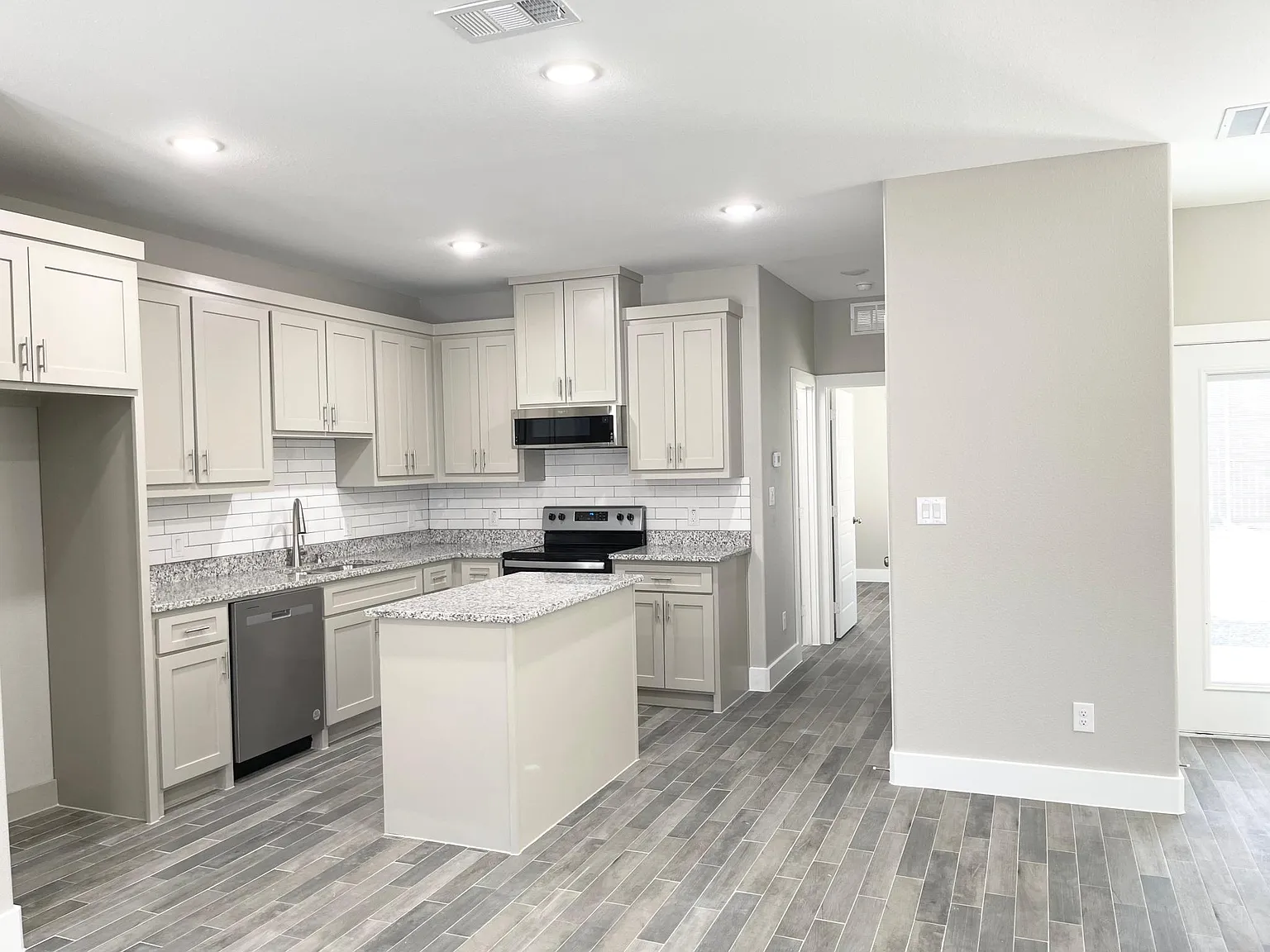 4 bed, 1546 sqft, $2,400 — Photo 4