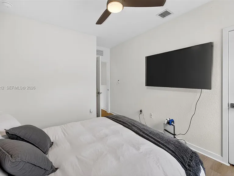 826 SE 17th St — Photo 36