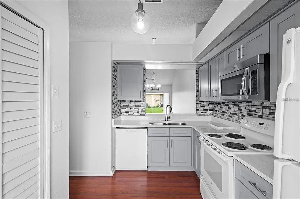 3 bed, 2.0 bath, 1109 sqft, $2,000 — Photo 4