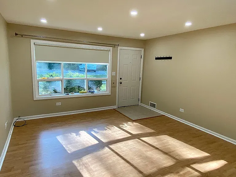 550 W Palatine Rd — Photo 37