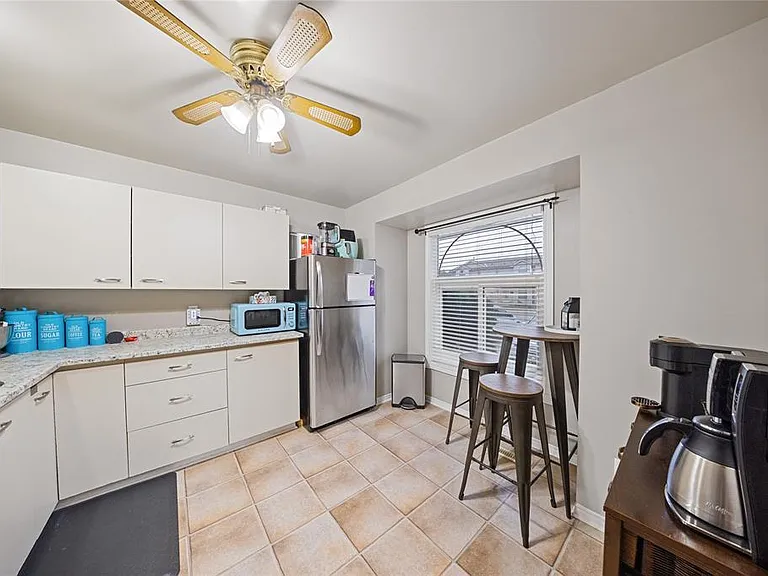 27 York Cres #17 — Photo 4