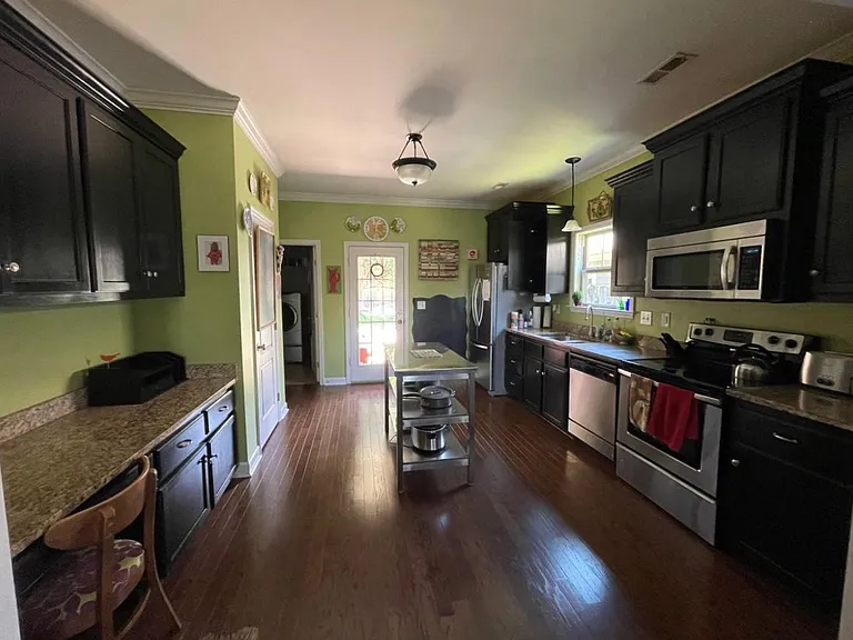 Open and modern kitchen - laundry room at the rear, workstation in the kitchen