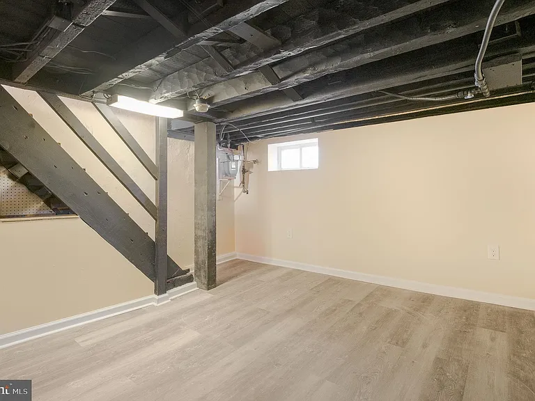 1123 W Lombard St — Photo 39