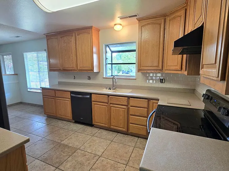 1424 Calexico Dr — Photo 3