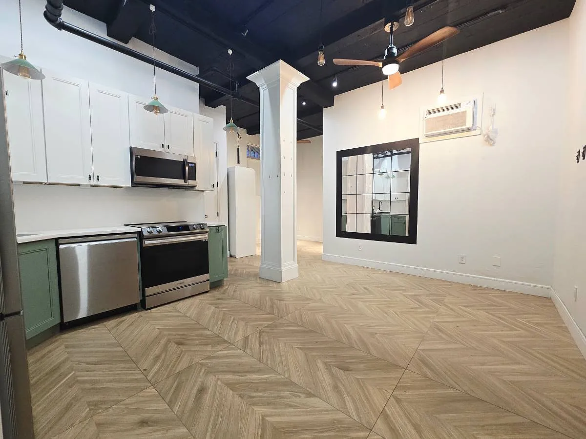 Building Photo - 725 4th Ave #V2