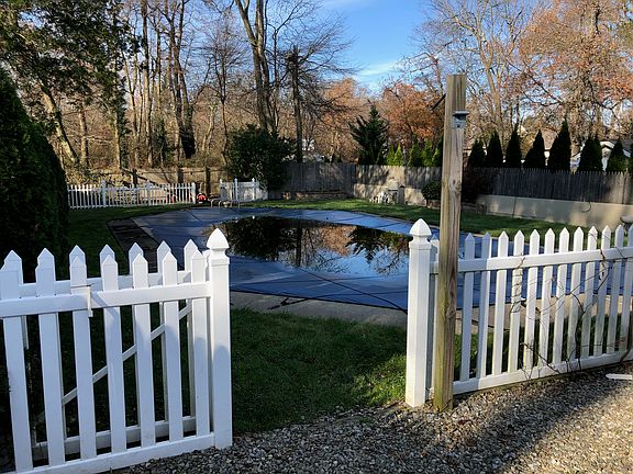 Fenced in pool - new liner