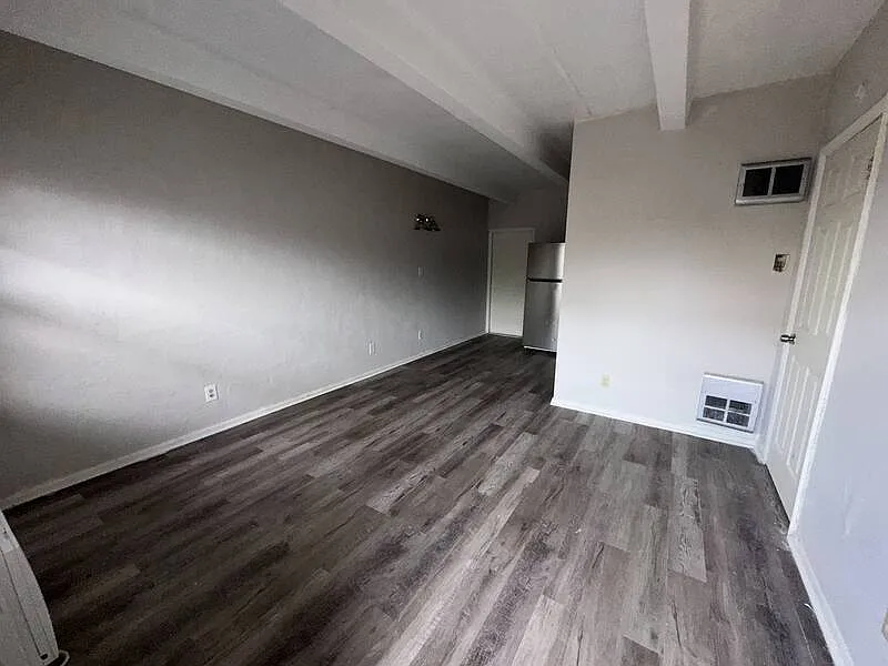 1 bed, 1.0 bath, $890 — Photo 4