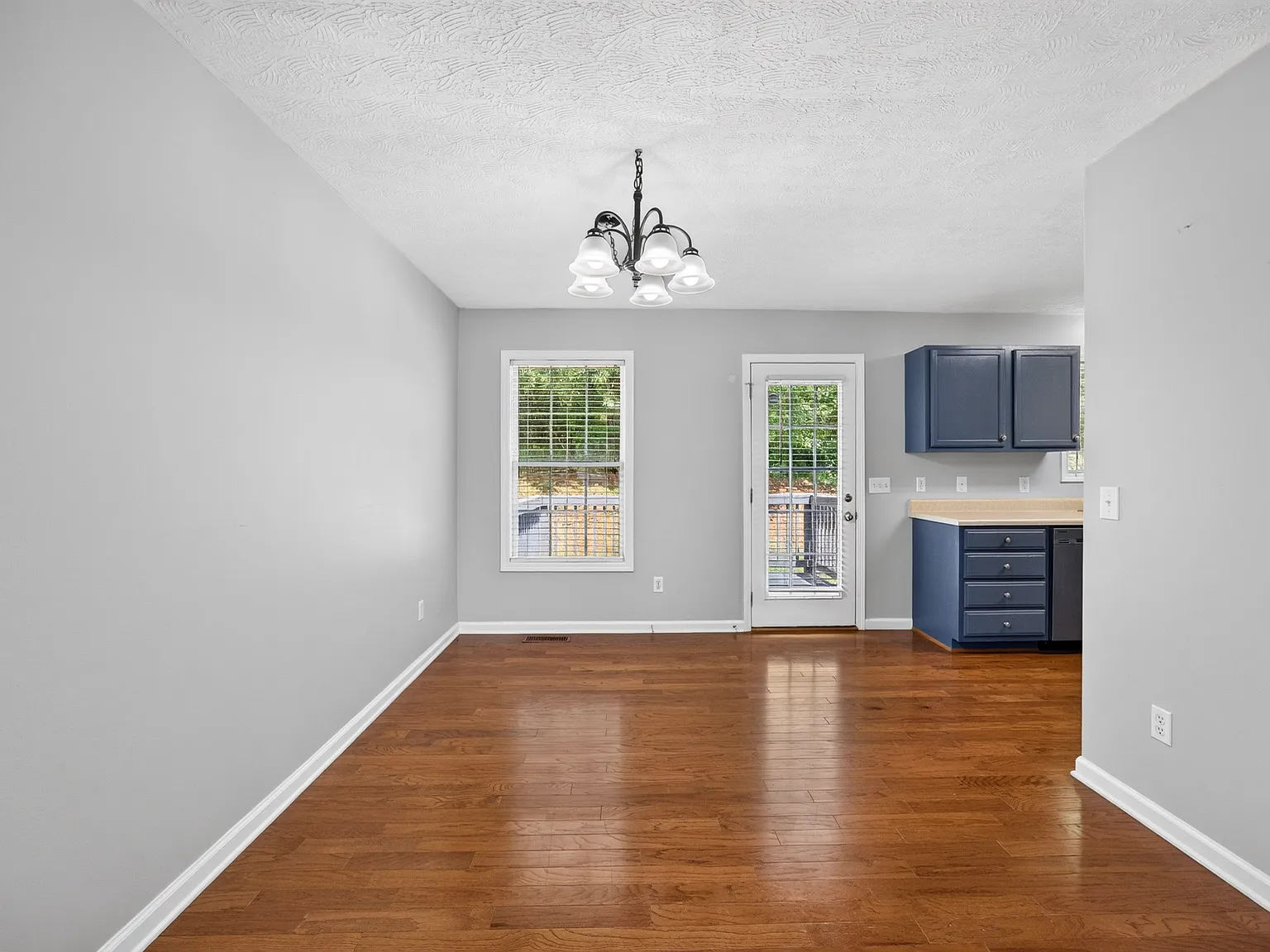 3 bed, 2071 sqft, $1,975 — Photo 3