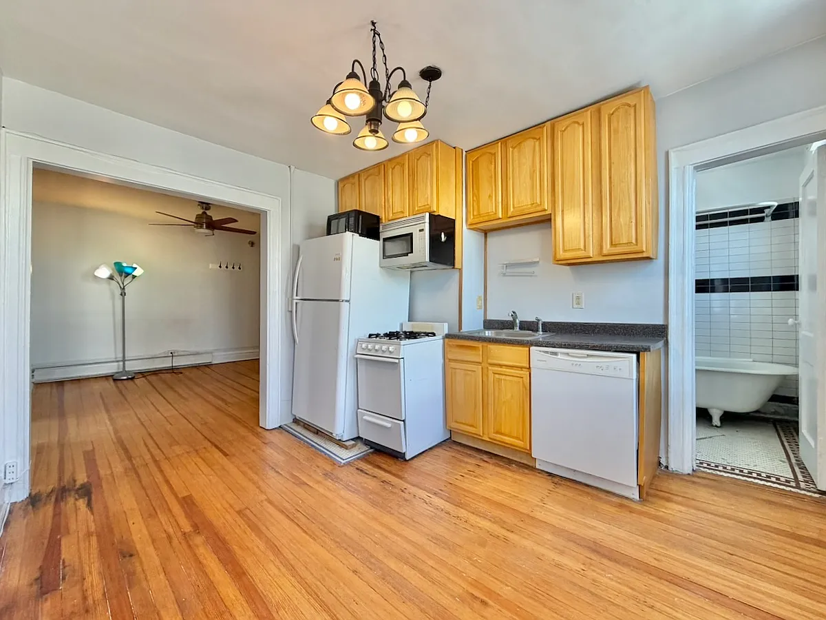 Building Photo - 409 Monmouth St #3