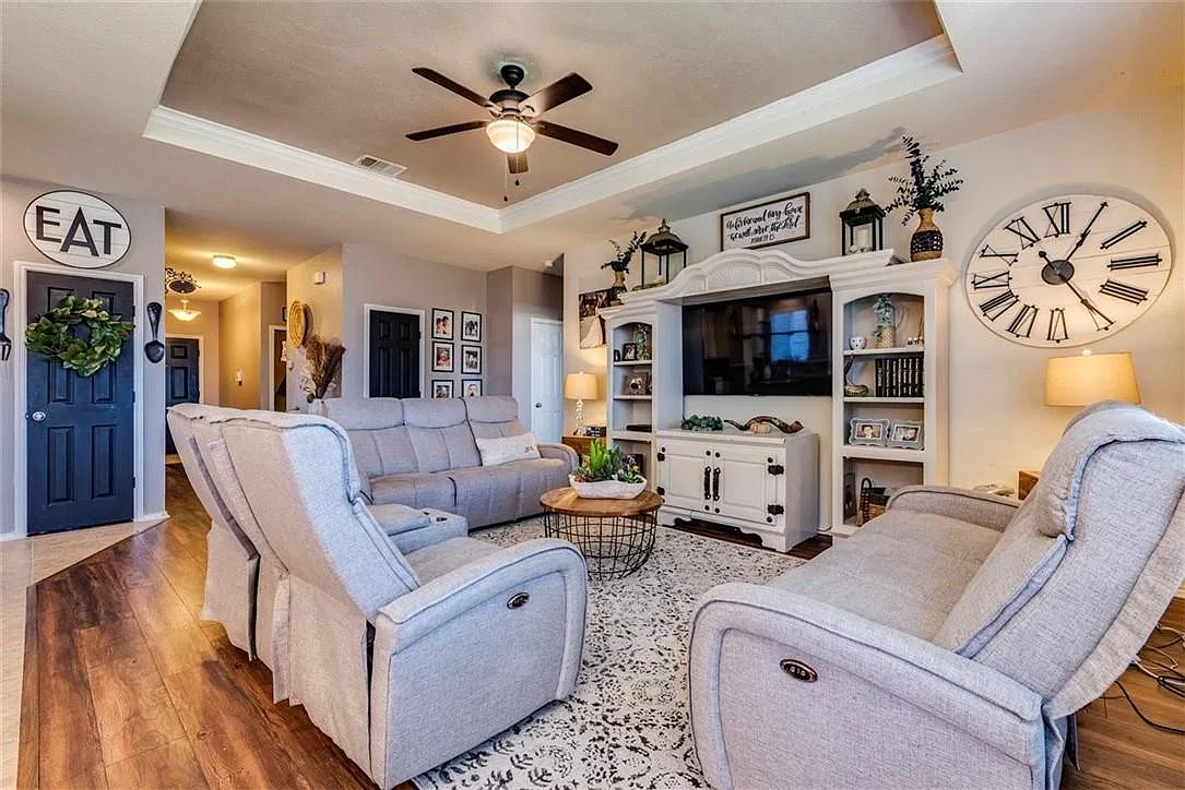 3 bed, 2.0 bath, 1621 sqft, $1,900 — Photo 4