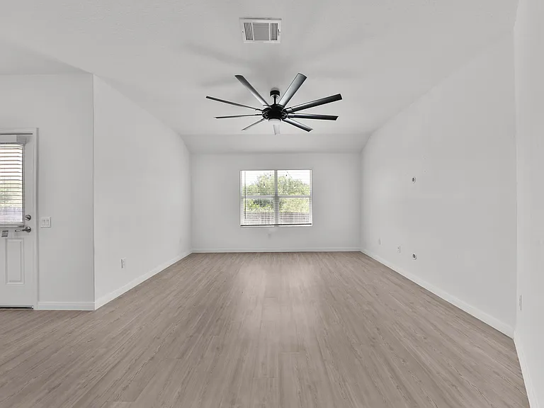 606 Bean Bnd — Photo 11