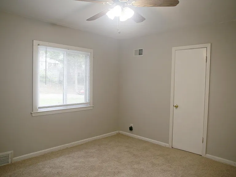 8725 Sleepy Hollow Rd — Photo 9
