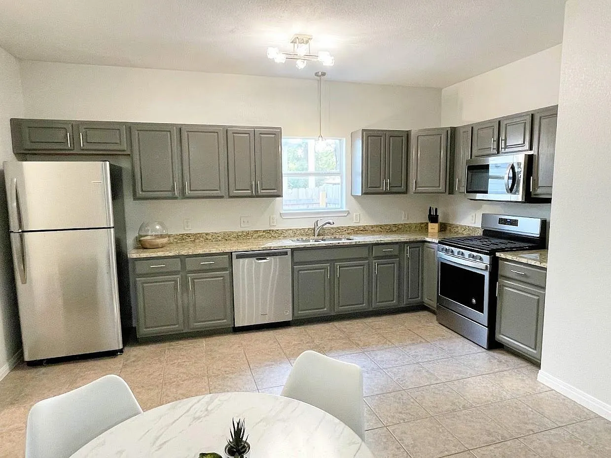 4 bed, 2.5 bath, 1682 sqft, $2,490 — Photo 3