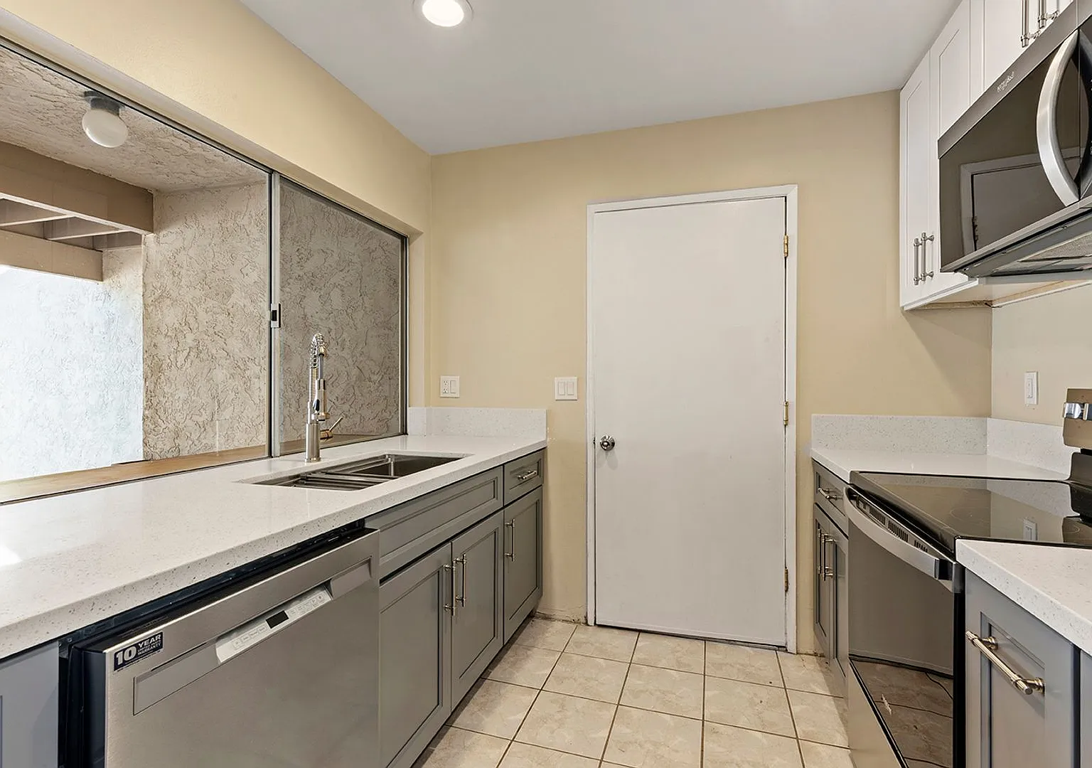 Charming 3 bed 2.5 bath Townhome! — Photo 4