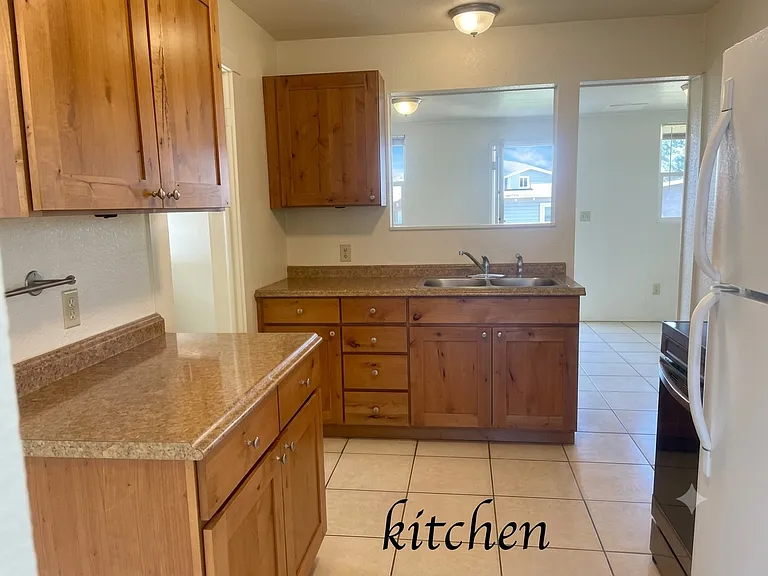 737 Roberts St — Photo 7