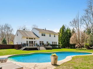 39 Hollow Ln, Westhampton, NY 11977