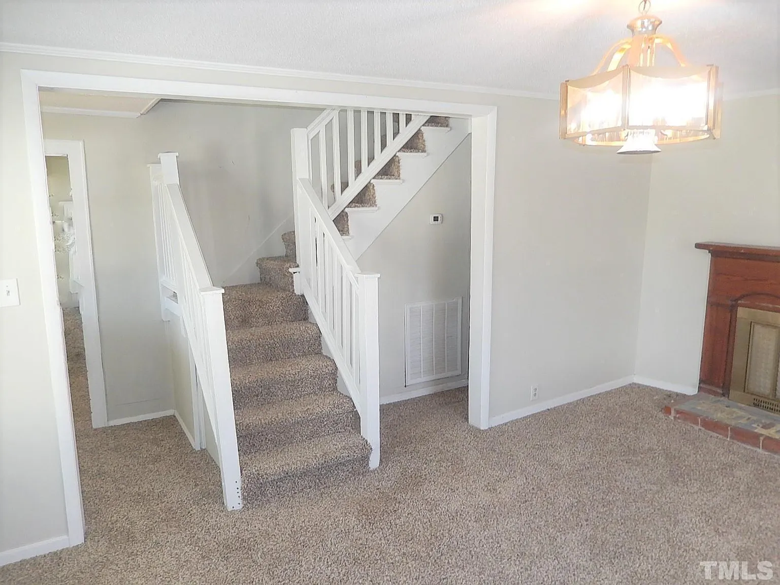 4 bed, 2.0 bath, 2354 sqft, $2,600 — Photo 3