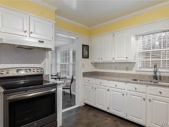 5th image of 3723 Mayfair Dr