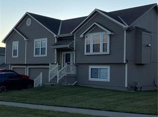 21416 Pin Oak Ln, Peculiar, MO 64078