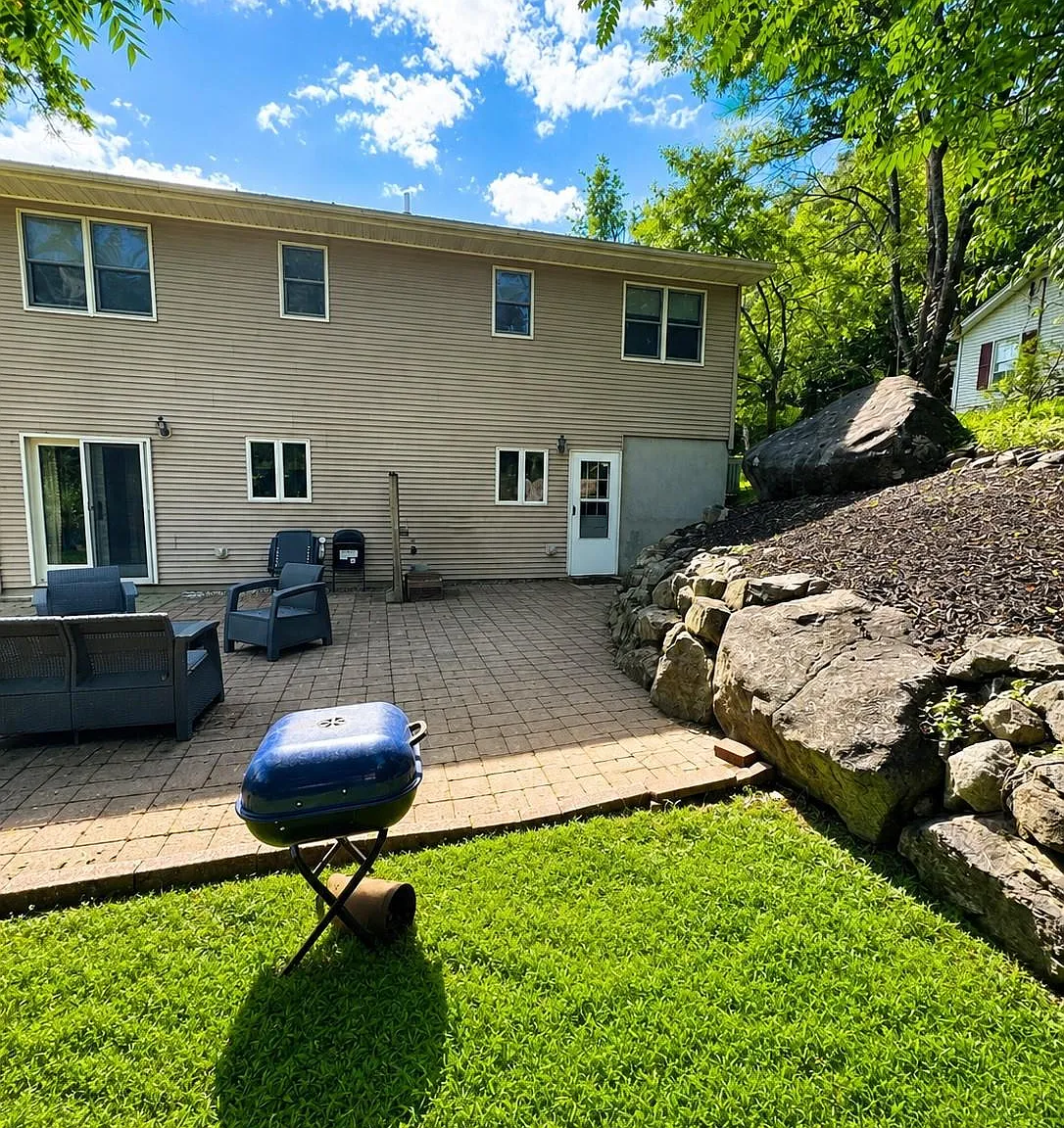 2 bed, 1.5 bath, 1500 sqft, $2,300 — Photo 2