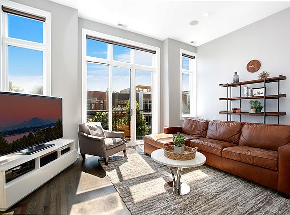 4th image of 1026 N Hermitage Ave #3