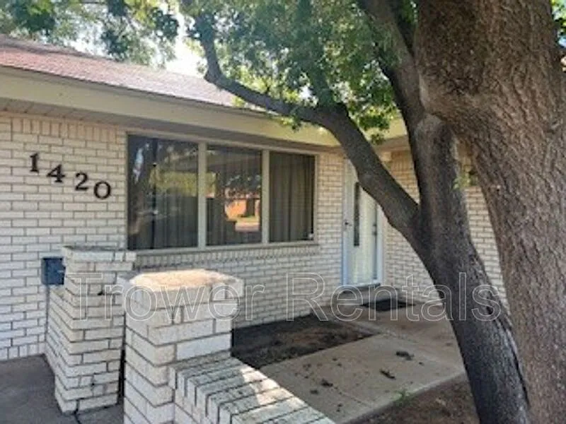 3 bed, 2.0 bath, 1747 sqft, $2,000 — Photo 1