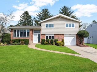 12 Shelter Hill Rd, Plainview, NY 11803