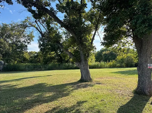 613 Commerce St W, Honey Grove, TX 75446