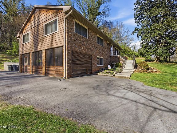 3rd image of 402 Bluff Rd