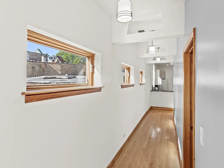 N Fairfield Ave — Photo 17