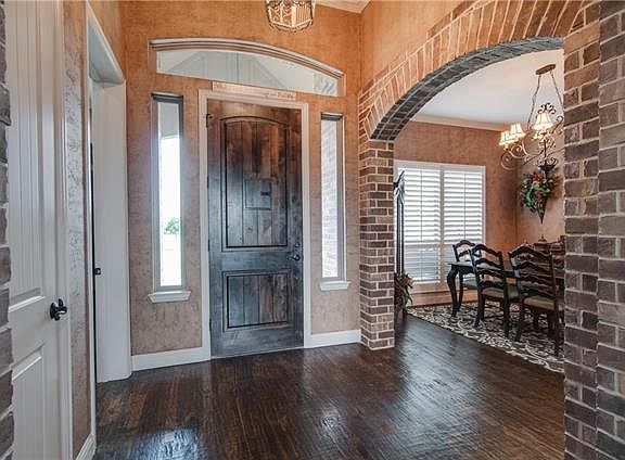 2nd image of 2704 Laurel Oaks