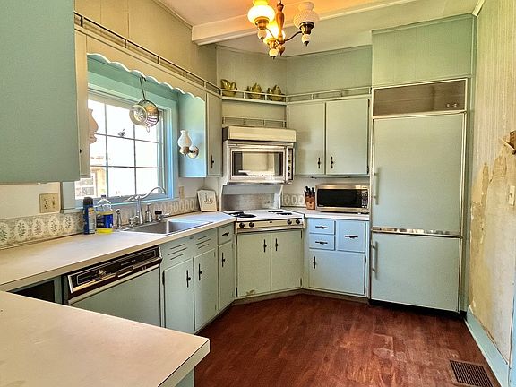5th image of 603 W Walnut St