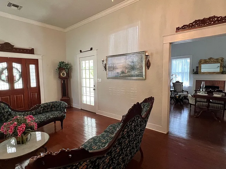 523 W Oak St — Photo 36