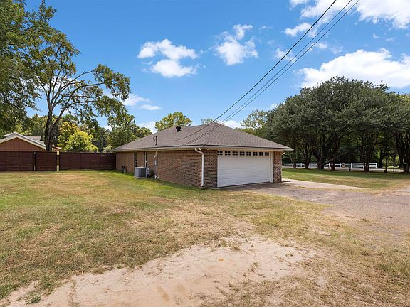 4th image of 912 Lilly Ln