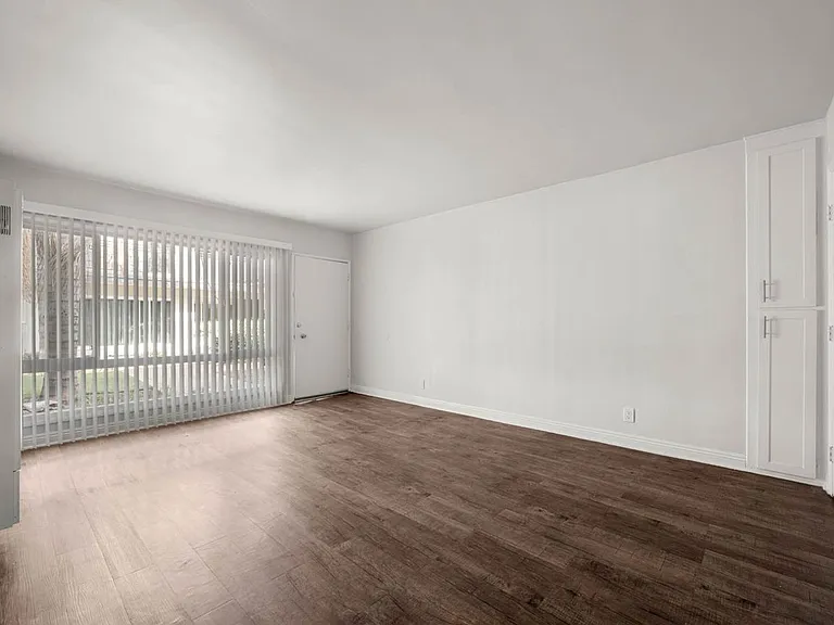 4050 Stevely Ave — Photo 16